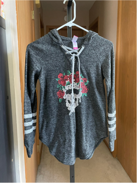 No Boundaries Tops - Juniors No Boundaries Gray Skull Rose Hoodie S